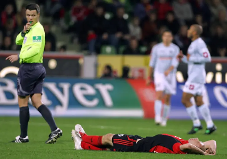 Eigentlich-ist-Michael-Weiner-Polizeibeamter-Fuer-Recht-und-Ordnung-sorgt-der-38-Jaehrige-aber-auch-in-der-Bundesliga-seit-2000-Die-Partie-Eintracht-Frankfurt-gegen-Hertha-BSC-Berlin-wird-sein-111-Ligaspiel-sein