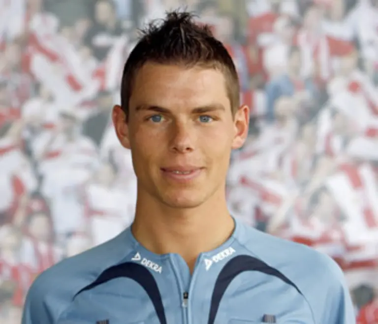 Michael-Kempter-ist-der-einzige-Bundesliga-Referee-unter-30-und-damit-mit-Abstand-der-Juengste-im-Bunde-Mit-einem-Gewicht-von-68-Kilo-bei-einer-Groesse-von-1-80-Meter-ist-der-Bankkaufmann-auch-noch-in-anderer-Hinsicht-das-Leichtgewicht-der-Liga