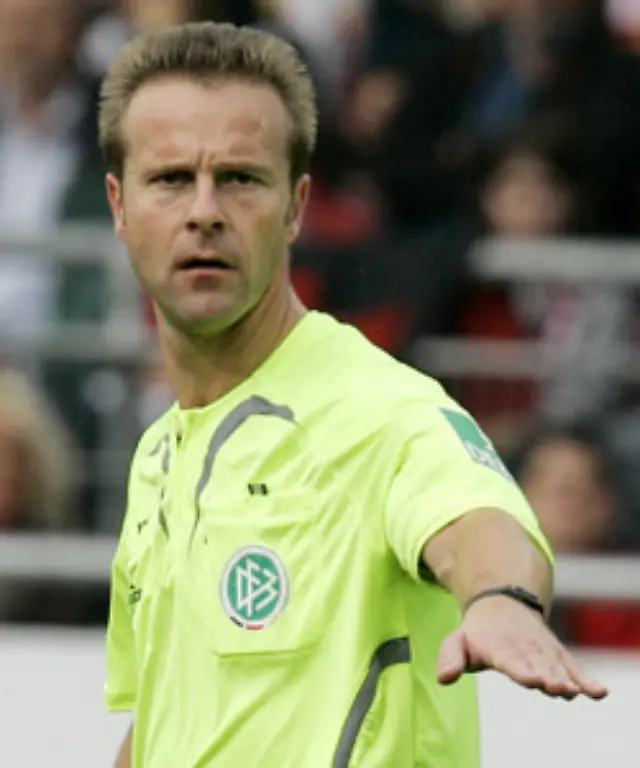 Peter-Gagelmann-hat-den-ersten-Saisonhoehepunkt-schon-hinter-sich-Er-durfte-die-Bayern-Partie-gegen-wackere-Burghausener-pfeifen-In-der-Liga-hat-39-Jaehrige-der-auch-gern-reist-und-Squash-spielt-seit-2000-schon-82-Spiele-geleitet