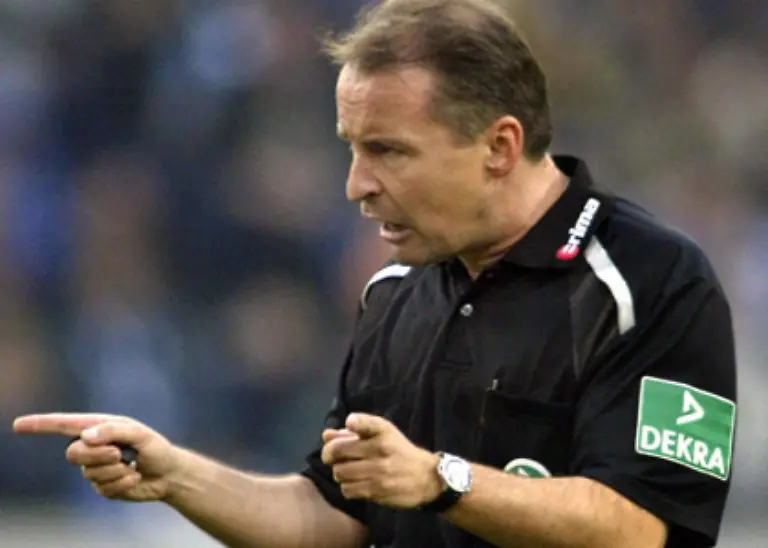 Wie-Gagelmann-verheiratet-und-Vater-eines-Kindes-mit-44-Jahren-jedoch-ungleich-aelter-und-auch-schon-sechs-Jahre-laenger-in-der-Bundesliga-aktiv-ist-Lutz-Wagner-In-seiner-Freizeit-joggt-der-Fertigungsleiter-gern