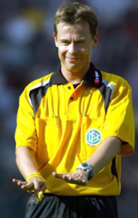 Markus-Schmidt-kommt-aus-Stuttgart-ist-Referent-fuer-Personalentwicklung-33-Jahre-alt-und-verheiratet-Bundesligaschiedsrichter-ist-Schmidt-seit-2003