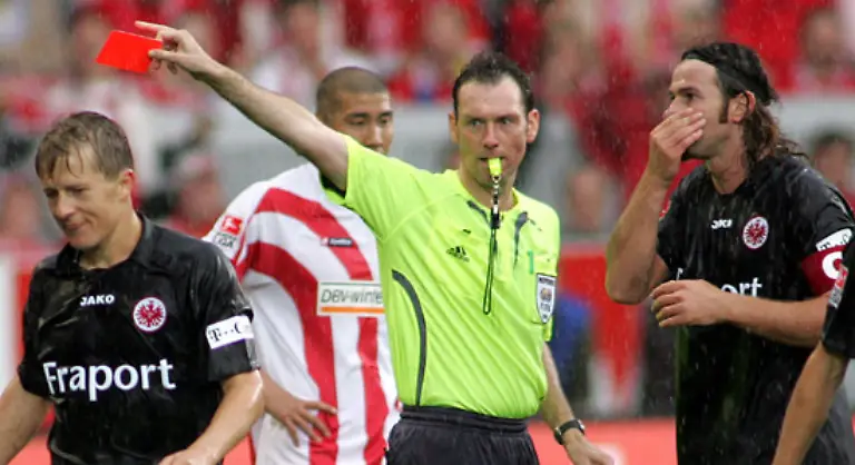 Komplettiert-wird-die-Riege-der-Bundesliga-Schiris-von-Florian-Meyer-mit-1-78-Meter-der-kleinste-der-Referees-Seit-1999-hat-der-38-Jaehrige-130-Spiele-gepfiffen