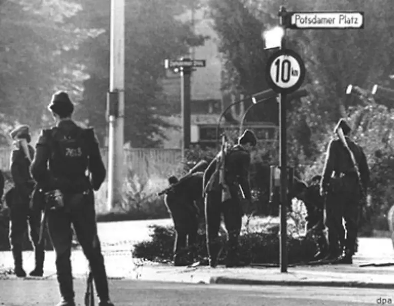 In-den-fruehen-Morgenstunden-des-13-August-1961-wird-unter-Aufsicht-von-Volkspolizei-und-Nationaler-Volksarmee-die-Sektorengrenze-nach-West-Berlin-abgeriegelt-Die-Aktion-Rose-laeuft-an