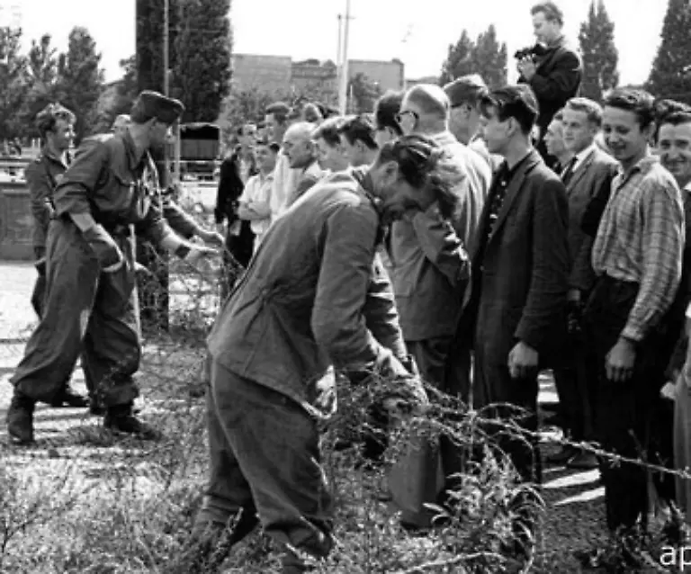 Strassen-werden-aufgerissen-Panzersperren-und-Stacheldrahtverhaue-errichtet-An-vielen-Orten-in-und-um-Berlin-das-gleiche-Szenario-Langsam-entsteht-die-Mauer-und-teilt-die-ueber-Generationen-gewachsene-Stadt-in-zwei-Teile
