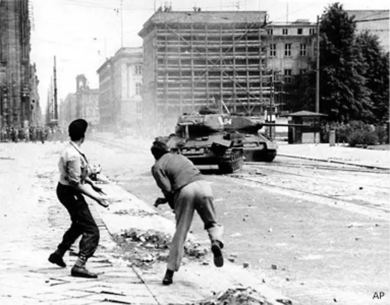 Am-17-Juni-1953-kommt-es-in-der-DDR-zu-einer-grossen-Streik-Demonstrations-und-Protestwelle-Bild-Stalinallee-heute-Karl-Marx-Allee-17-Juni-1953