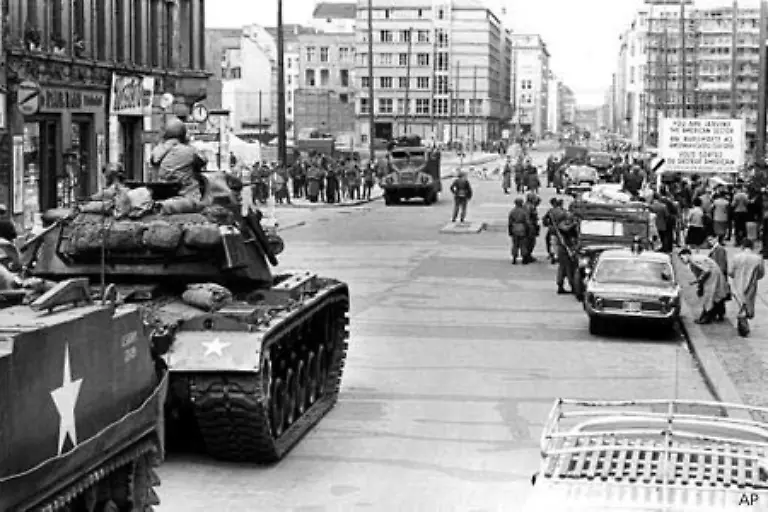 Die-Zahl-der-Grenzuebergangsstellen-zwischen-beiden-Stadthaelften-wird-auf-sieben-reduziert-Bild-Friedrichsstrasse-24-August-1961