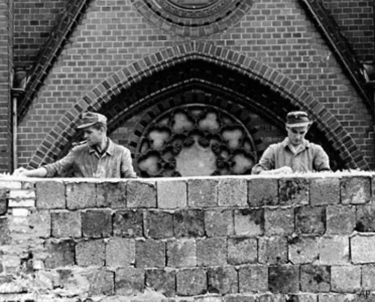 Nach-Berlin-faehrt-er-allerdings-erst-am-22-August-da-er-sich-im-Wahlkampf-befindet-Angesichts-der-dramatischen-Lage-loest-dies-allgemeines-Unverstaendnis-aus-Bild-22-August-1961