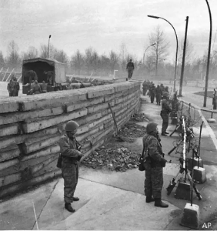 Immerhin-gelingt-es-ihm-Patrouillen-an-die-Sektorengrenzen-schicken-zu-lassen-um-den-Westberlinern-ein-Gefuehl-von-Sicherheit-zu-geben-Bild-November-1961