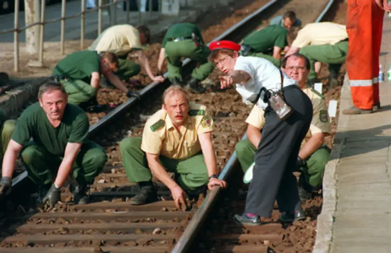 Der-Einsatz-ist-ein-Fiasko-Foto-Spurensuche-in-Bad-Kleinen-Etliche-Fahndungspannen-kommen-ans-Licht-Bundesinnenminister-Rudolf-Seiters-CDU-muss-seinen-Hut-nehmen-Generalbundesanwalt-Alexander-von-Stahl-wird-entlassen