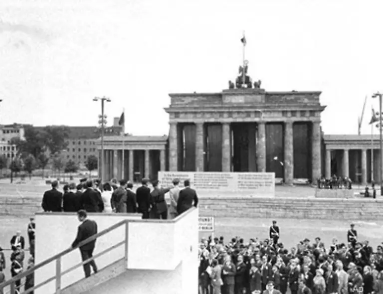 Sein-Ziel-ist-es-seine-Solidaritaet-mit-den-Menschen-von-Westberlin-zum-Ausdruck-zu-bringen