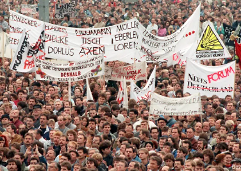 Friedliche-Massendemonstrationen-und-Ausreiseforderungen-in-der-gesamten-DDR-fuehren-schliesslich-zur-Oeffnung-der-Mauer