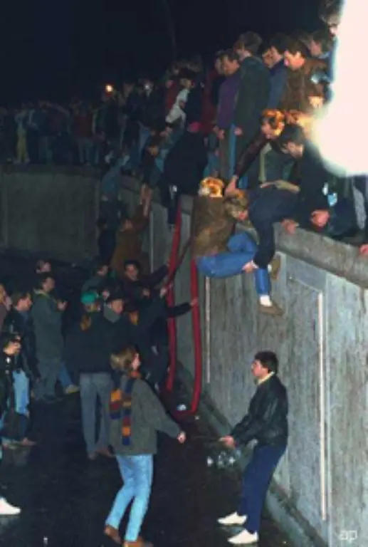 Nach-mehr-als-28-Jahren-faellt-die-Mauer-in-der-Nacht-vom-9-auf-den-10-November-1989