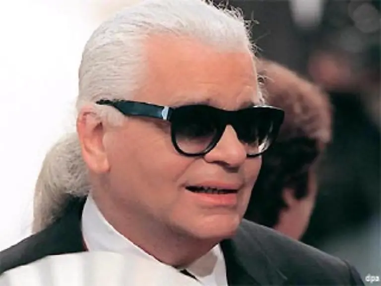 Auch-er-faechert-schneidert-und-winkt-mit-der-linken-Hand-Stardesigner-Karl-Lagerfeld