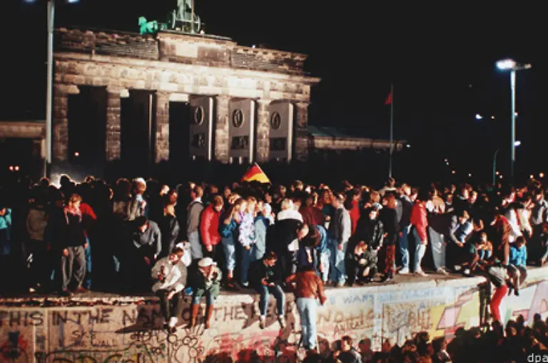 Seit-dem-9-November-1989-ist-das-Brandenburger-Tor-Symbol-fuer-die-Wiedervereinigung-Deutschlands-und-Europas