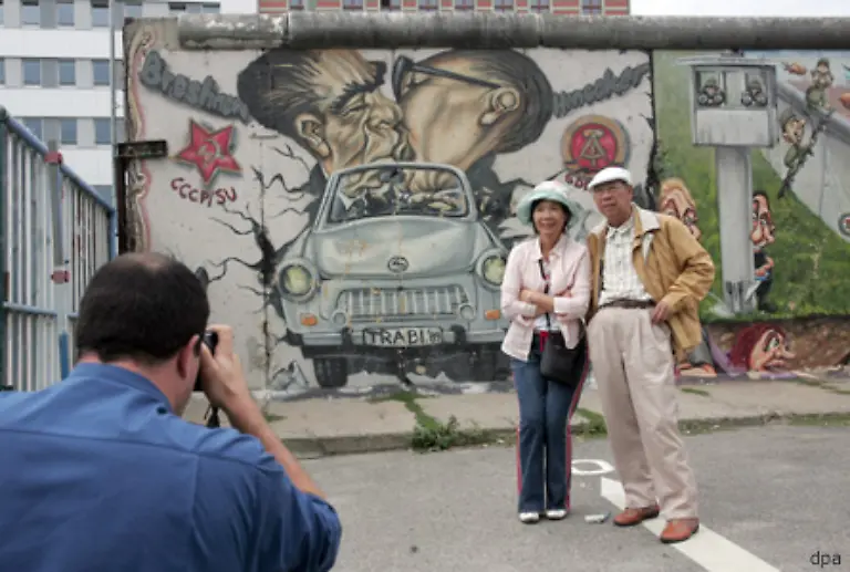 Und-die-Mauer-fuer-viele-Touristen-ein-beliebtes-Fotomotiv-vor-der-East-Side-Gallery-am-10