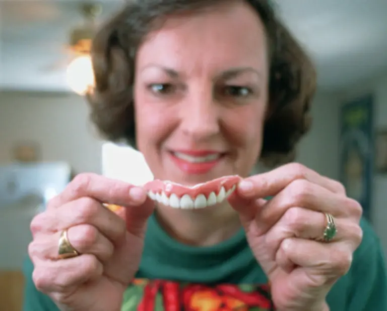 jemandem-die-Zaehne-zeigen