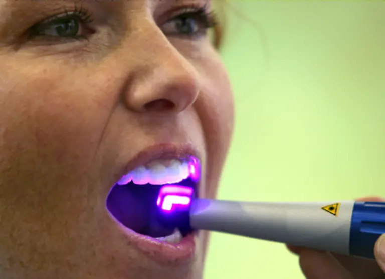 Bei-der-taeglichen-Zahnpflege-sollte-jeder-einzelne-Zahn-unter-die-Lupe