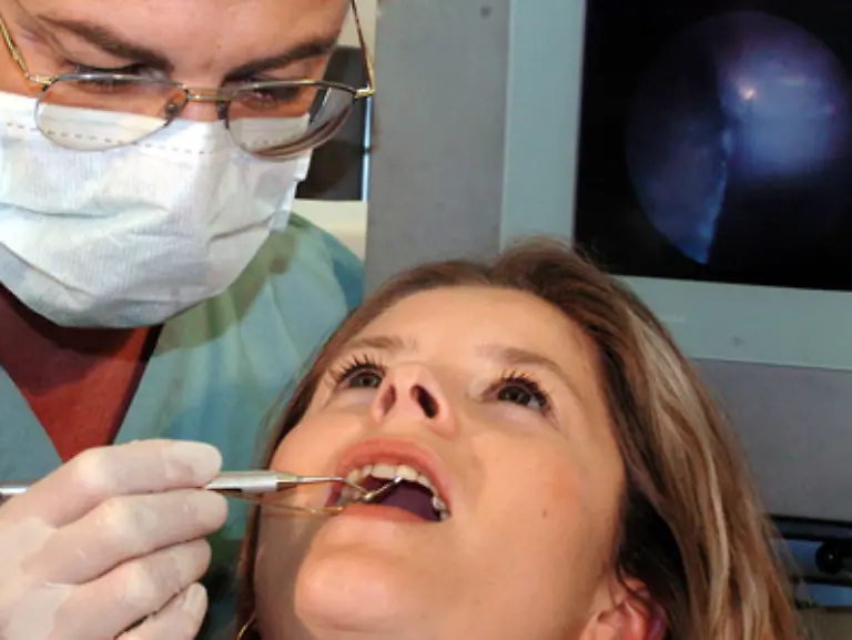 Ob-ein-Zahn-gesund-oder-krank-ist-kann-nur-der-Zahnarzt-entscheiden-der-mindestens-einmal-im-Jahr-zu-einer-Kontrolluntersuchung-konsultiert-werden-sollte