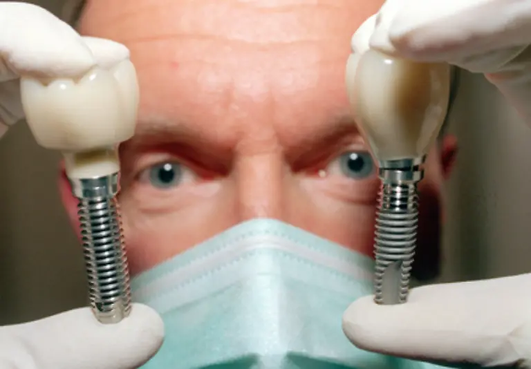 denn-jaehrliche-Zahnarztbesuche-koennen-im-Falle-eines-Zahnersatzes-Kosten-sparen