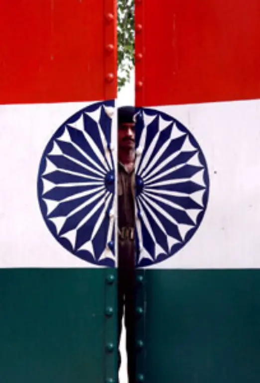 und-Andersglaeubige-dazwischen-In-der-Mitte-der-Nationalflagge-prangt-das-Rad-des-Gesetzes-Das-urspruengliche-Chakra-sollte-Indiens-wirtschaftliche-und-spaeter-seine-politische-Unabhaengigkeit-symbolisieren