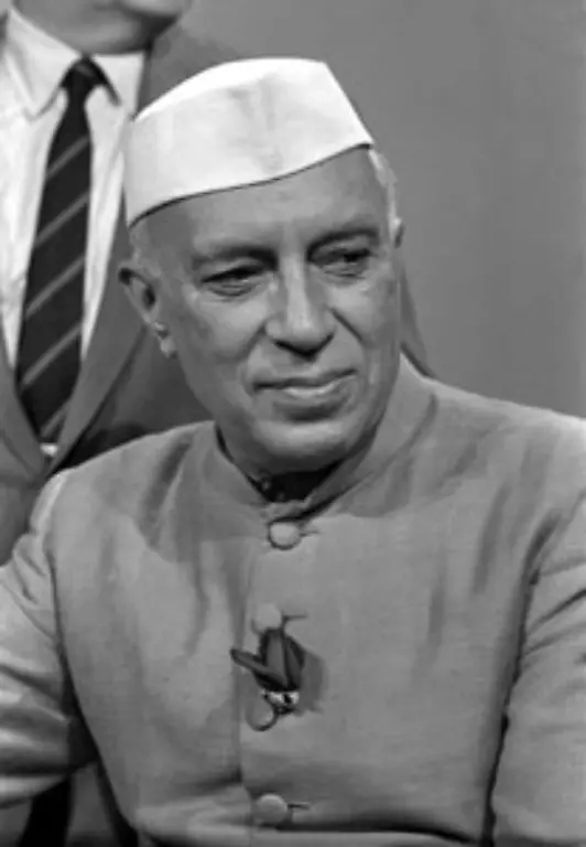 Jawaharlal-Nehru-auch-Pandit-Nehru-genannt-wird-wenig-spaeter-erster-indischer-Premierminister-Der-Politiker-hat-seine-Schul-und-Universitaetsausbildung-in-England-absolviert-und-bekleidet-das-Amt-des-Regierungschefs-bis-1964