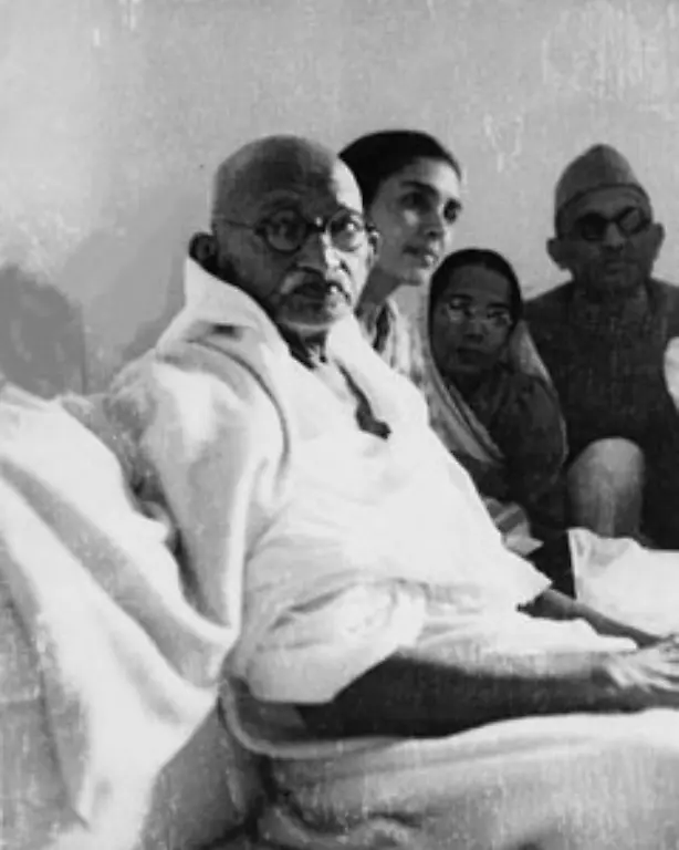 Dabei-hatte-der-Pazifist-und-Freiheitskaempfer-Mahatma-Gandhi-anfangs-noch-gehofft-Sikhs-Hindus-und-Moslems-koennten-friedlich-in-einem-gemeinsamen-Staat-zusammenleben
