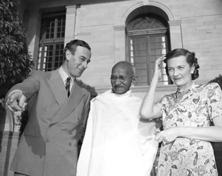Mit-dem-Marsch-will-er-auf-die-Unrechtmaessigkeit-der-britischen-Vorherrschaft-in-Indien-Aufmerksam-machen-Die-Welt-schaut-zu-auch-bei-den-Kolonialherren-zeigt-der-friedliche-Protest-schliesslich-Wirkung