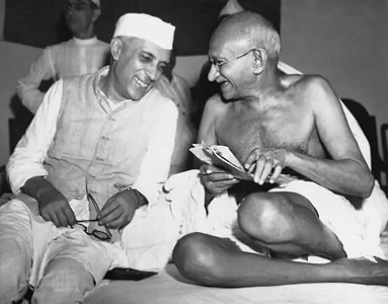 Nehru-kaempft-an-seiner-Seite-fuer-Indiens-Unabhaengigkeit-Beide-landen-zwischenzeitlich-im-Gefaengnis-aber-am-Ende-kroent-der-Erfolg-ihren-Einsatz-Dennoch-Die-Hoffnung-auf-ein-friedliches-Nebeneinander-der-Religionen-wird-enttaeuscht