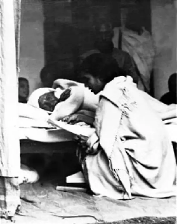 Er-riskiert-dabei-sein-Leben-mit-Erfolg-Das-Morden-hoert-auf-und-der-Mahatma-nimmt-wieder-Nahrung-zu-sich