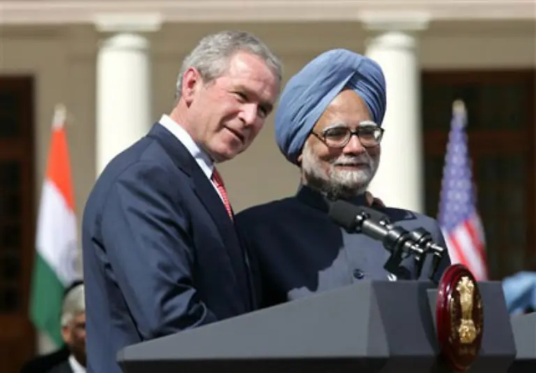 Indien-fuehrte-1974-erstmals-Atomtests-durch-Seit-2005-unterstuetzen-die-USA-Indiens-Nuklearforschung-Die-juengste-Vereinbarung-zwischen-Indiens-Premierminister-Manmohan-Singh-und-US-Praesident-Bush-bezieht-sich-auf-die-zivile-Nutzung-von-Nuklearenergie