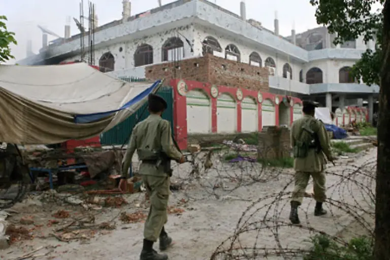 Islamisten-gewinnen-in-Pakistan-an-Boden-Sie-besetzen-Gotteshaeuser-wie-die-Rote-Moschee-in-der-Hauptstadt-Islamabad-und-verueben-Anschlaege-Der-Militaer-und-Staatschef-Musharraf-geraet-zunehmend-in-Bedraengnis