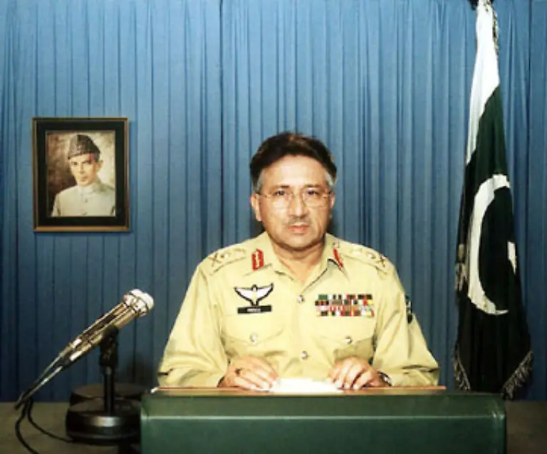 Seit-seinem-Putsch-im-Jahr-1999-gegen-die-demokratisch-gewaehlte-Fuehrung-steht-Pervez-Musharraf-an-der-Spitze-Pakistans-Im-Herbst-2007-soll-das-alte-Parlament-den-Armeechef-im-Amt-des-Praesidenten-bestaetigen