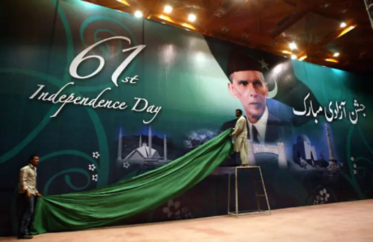 Die-pakistanische-Bevoelkerung-feiert-den-61-Unabhaengigkeitstag-unter-dem-Bildnis-des-Landesvaters-Jinnah-Der-Politiker-gehoerte-dem-Nationalkongress-Britisch-Indiens-seit-1896-an-und-vertrat-einen-gemaessigten-Islam