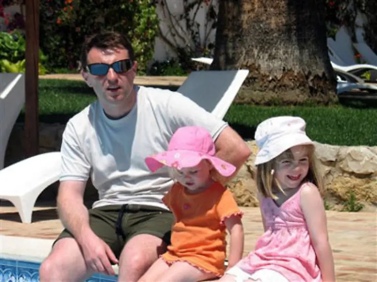 Eines-der-letzten-Urlaubsfotos-zeigt-die-damals-Dreijaehrige-am-3-Mai-mit-ihrem-Vater-Gerry-McCann-und-ihrer-juengeren-Schwester-am-Pool-nur-wenige-Stunden-vor-ihrem-Verschwinden