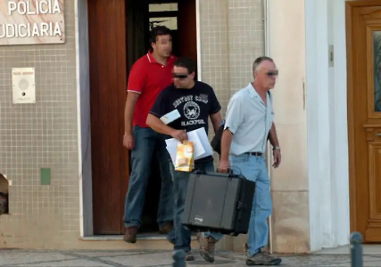 Inzwischen-sind-britische-Polizeibeamte-vor-Ort-eingetroffen-Laut-portugiesischen-Medien-verfolgen-die-Ermittler-eine-Woche-nach-Maddies-Verschwinden-eine-Spur-Zwei-Maenner-und-eine-Frau-sind-von-einer-Videokamera-in-der-Naehe-des-Tatorts-aufgezeichnet-worden