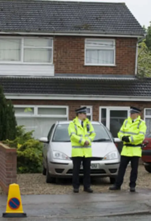 Am-15-Mai-stattet-die-Polizei-auch-seinem-Haus-im-englischen-Norfolk-einen-Besuch-ab