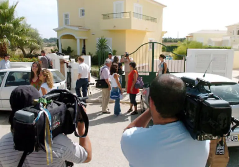 Eine-Freundin-der-Familie-will-beobachtet-haben-wie-ein-Mann-das-Kind-aus-dem-Apartment-getragen-hat-Die-Suche-nach-einem-unbekannten-Verdaechtigen-beginnt-Am-1-Juni-werden-DNA-Spuren-eines-Unbekannten-im-Apartment-gefunden