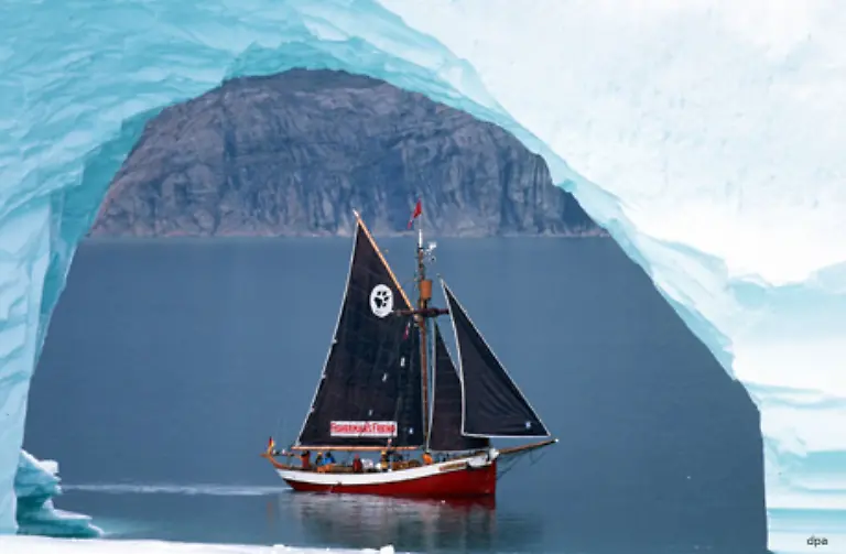 Daneben-ist-Nuuk-inzwischen-auch-ein-exotisches-Reiseziel-fuer-Touristen-die-per-Flugzeug-auf-Kreuzfahrten-oder-ganz-individuell-anreisen-In-Nuuk-wird-es-im-Sommer-rund-7C-warm-im-Winter-ist-es-im-Schnitt-7C-kalt