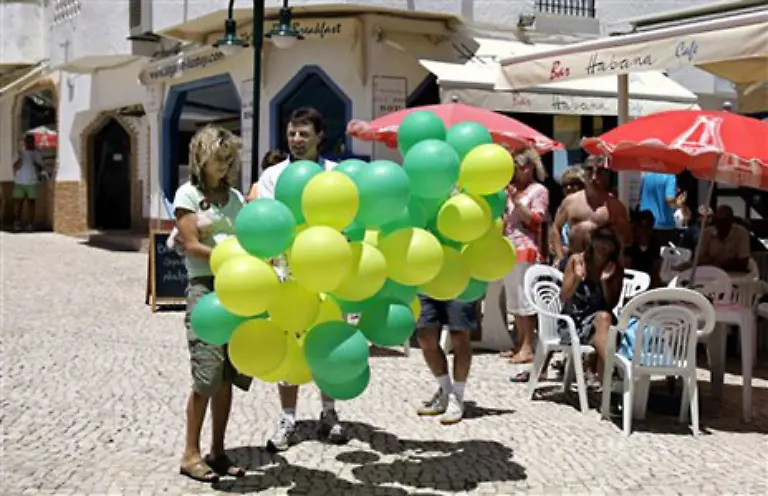 Am-22-Juni-wird-das-Kind-50-Tage-vermisst-Die-Eltern-die-sich-noch-immer-am-Ort-des-Geschehens-aufhalten-lassen-aus-diesem-Anlass-Luftballons-aufsteigen