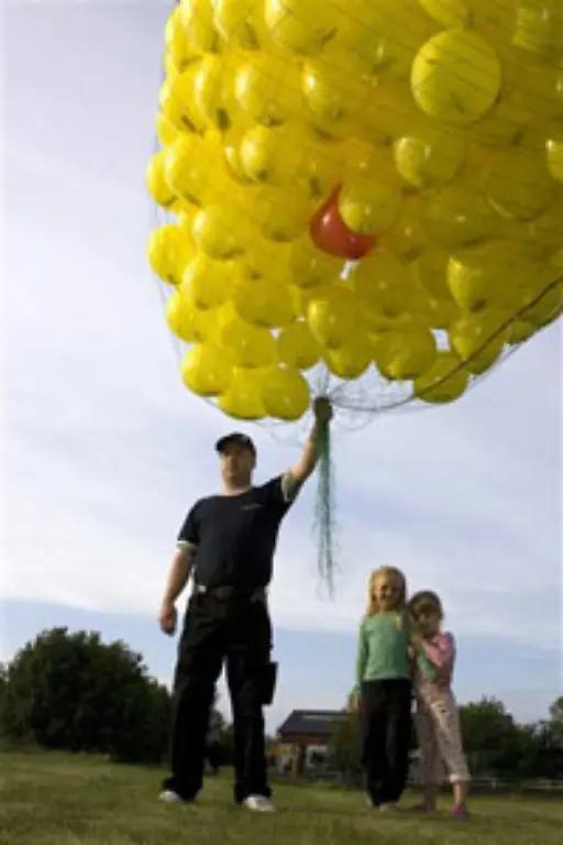 Die-Aktion-findet-ein-Echo-in-Daenemark-Hier-soll-ein-einzelner-roter-Ballon-unter-gelben-die-Vermisste-symbolisieren