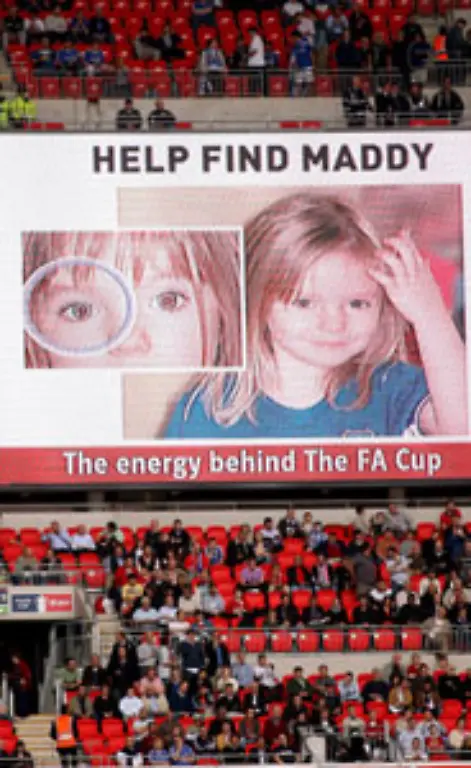 Auch-die-Fussballfans-im-Londoner-Wembley-Stadion-werden-ueber-Grossleinwand-mobilisiert-die-Augen-nach-dem-Maedchen-offenzuhalten-und-bei-der-Suche-zu-helfen