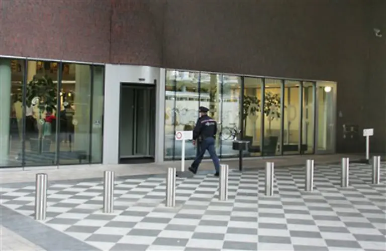 Anfang-Juli-wird-ein-weiterer-Betrugsfall-bekannt-Aus-diesem-Gebaeude-in-Eindhoven-hatte-ein-Betrueger-E-Mails-an-die-McCanns-geschickt-und-angegeben-er-wisse-wo-sich-Madeleine-befaende
