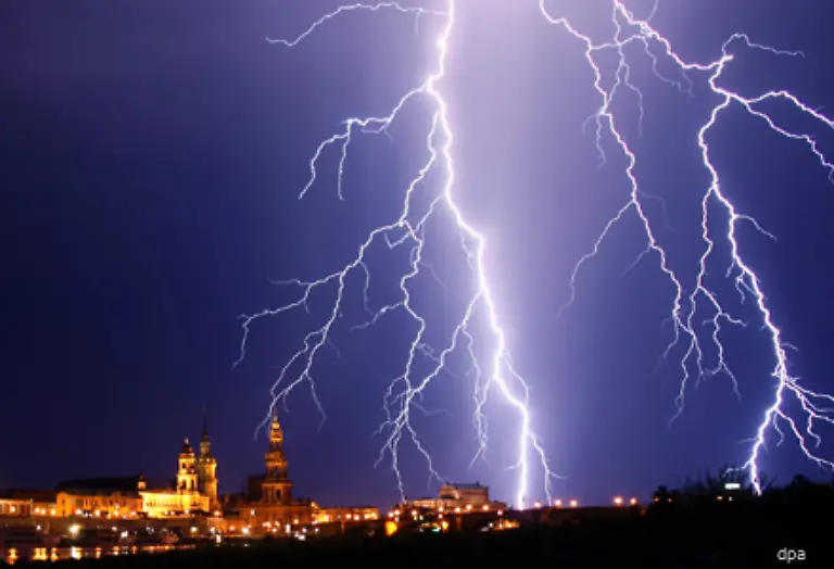 Ueberschwemmungen-drohen-und-vor-allem-Die-Atmosphaere-wuerde-bei-fortschreitender-Erwaermung-immer-mehr-Wasserdampf-aufnehmen-Folglich-wuerde-es-erheblich-mehr-Gewitter-und-schweren-Regen-geben