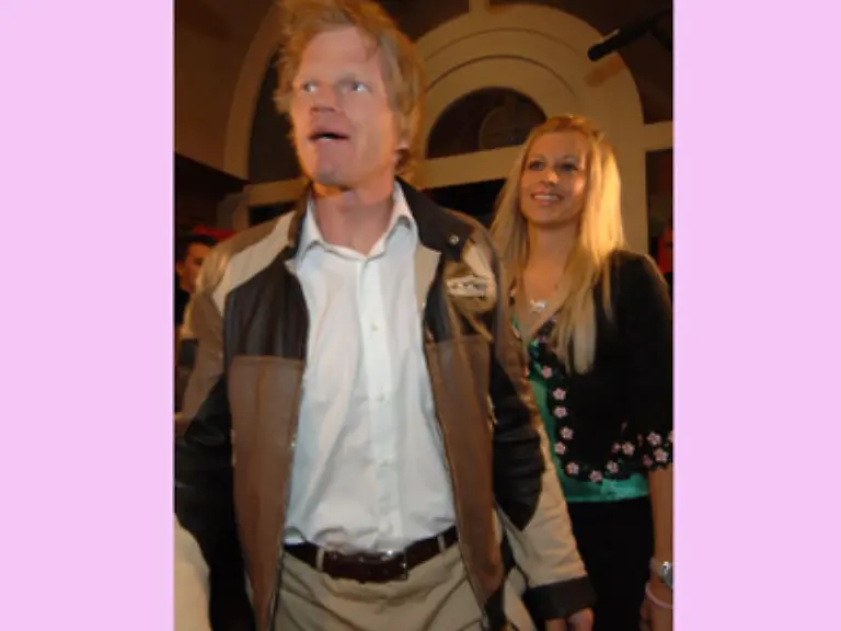 Hier-schonmal-ein-paar-Tipps-vorab-fuer-den-geneigten-Leser-In-Deutschland-und-nur-hier-betritt-der-Herr-das-Restaurant-zuerst-1-0-fuer-Oliver-Kahn-der-den-gefaehrlichen-Weg-fuer-seine-damalige-Freundin-Verena-freimacht