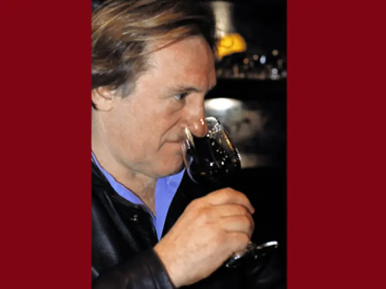 Uebrigens-Grard-auch-eine-Dame-darf-heute-den-Wein-aussuchen-und-probieren