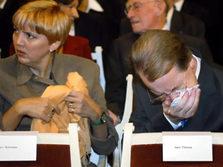 Laut-Knigge-Gesellschaft-darf-man-wieder-Gesundheit-nach-dem-Niesen-sagen-Das-wurde-vor-einiger-Zeit-von-Benimm-Experten-zwar-auf-den-Index-gesetzt-aber-es-sei-erstens-hoeflich-gemeint-und-zweitens-verbreitet