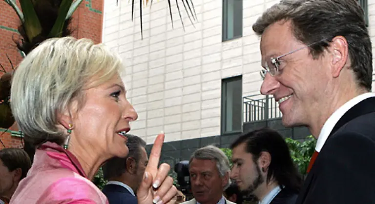 Fuer-das-Anbieten-des-Du-gilt-Der-oder-die-hoeher-Gestellte-gewaehrt-das-Du-Ein-einmal-gewaehrtes-Du-laesst-sich-nicht-ohne-Peinlichkeit-rueckgaengig-machen-also-sparsam-damit-umgehen