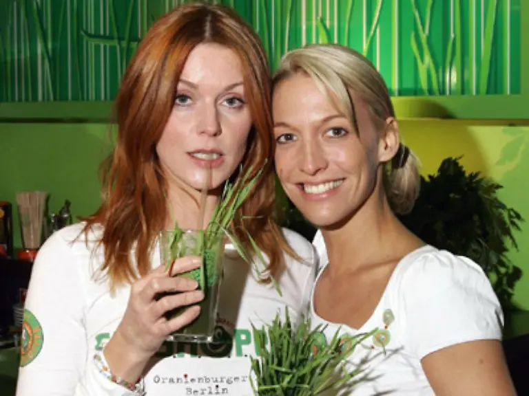 Schwierig-vor-allem-in-Medienberufen-und-der-Gastronomie-Fast-unmoeglich-ist-es-sich-in-einer-Firma-in-der-sich-alle-von-der-Chefin-bis-zum-Bueroboten-duzen-siezen-zu-lassen