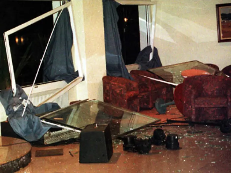 Wer-laenger-als-eine-Nacht-im-Hotel-bleibt-raeumt-seine-persoenlichen-Gegenstaende-bitte-aus-dem-Koffer-in-den-Schrank
