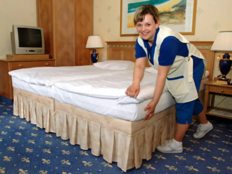 Der-Gast-hinterlaesst-dem-Personal-das-Zimmer-halbwegs-aufgeraeumt